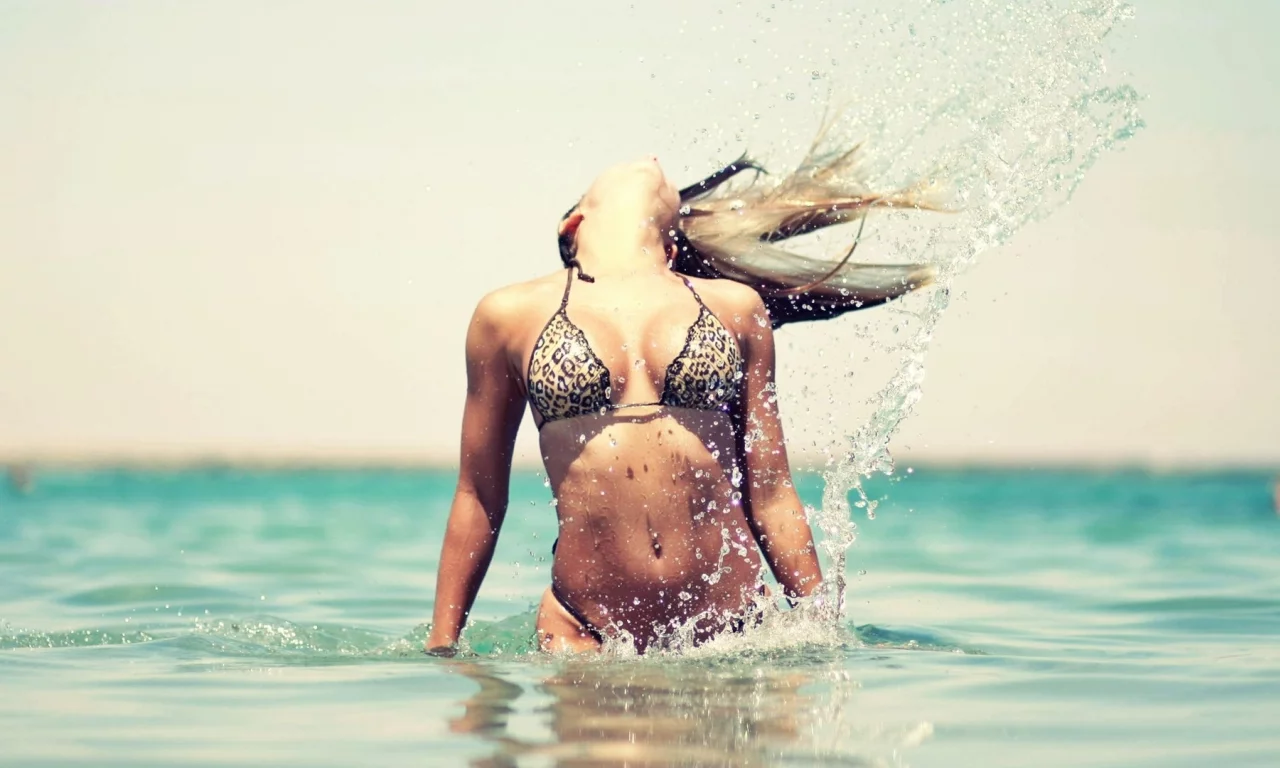 blowing, bikini, blondes, дует, drops, sea, hair toss, бикини, женщины, капли, water, море, вода, блондинки, волосы жеребьевки, models, women, модели