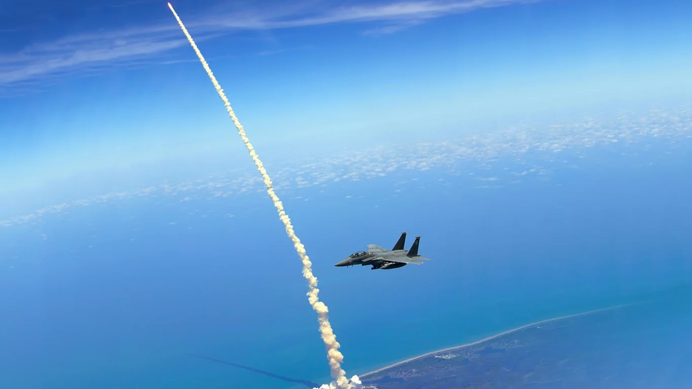 синий, eagles, outer space, jet aircraft, NASA, F-15 Eagle, военная, strike eagle, космос, military, F -15 Eagle, орлы, blue, Strike Eagle, реактивные самолеты