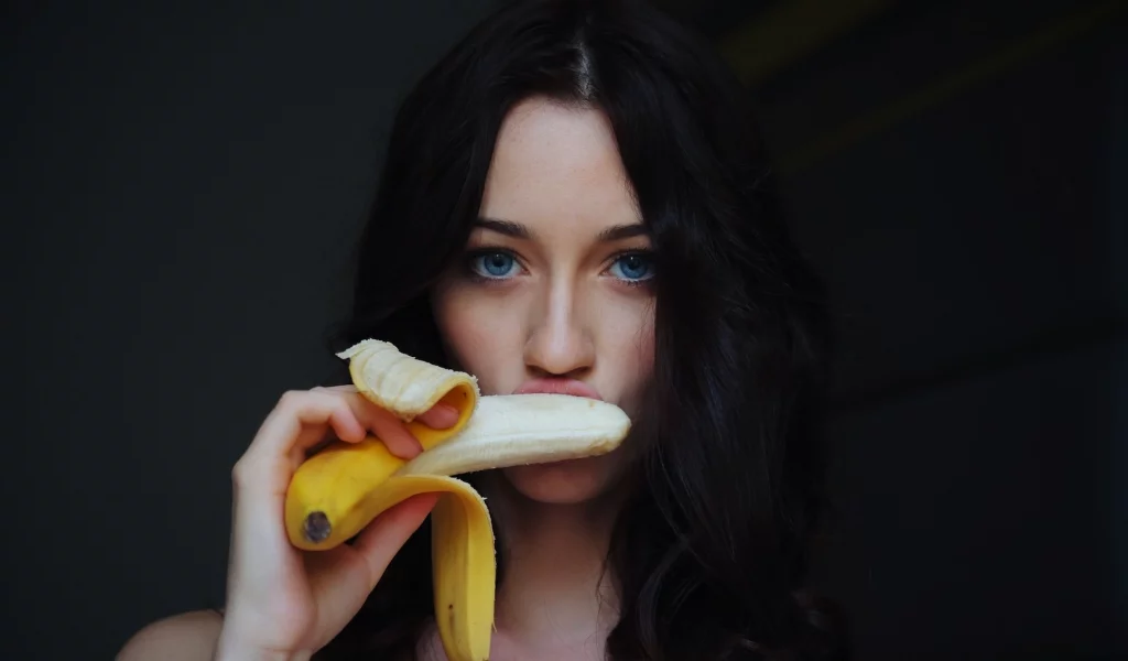 brunettes, bananas, модели, женщины, брюнетки, blue eyes, бананы, faces, women, models, Zsanett Tormay, лица, голубые глаза