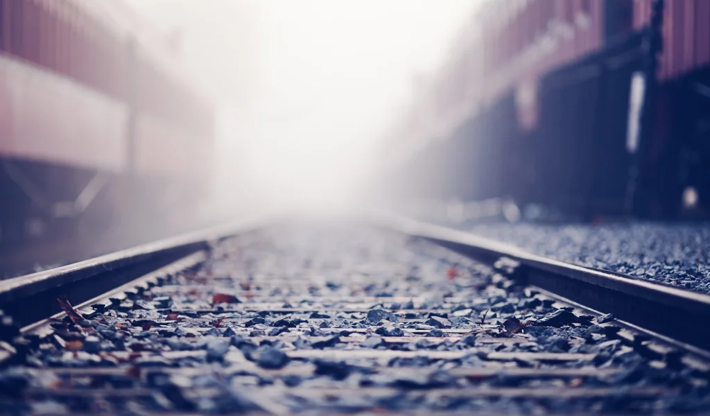 bokeh, боке, sunlight, поезда, рельсы, камни, railroad tracks, stones, солнечный свет, depth of field, глубина резкости, trains