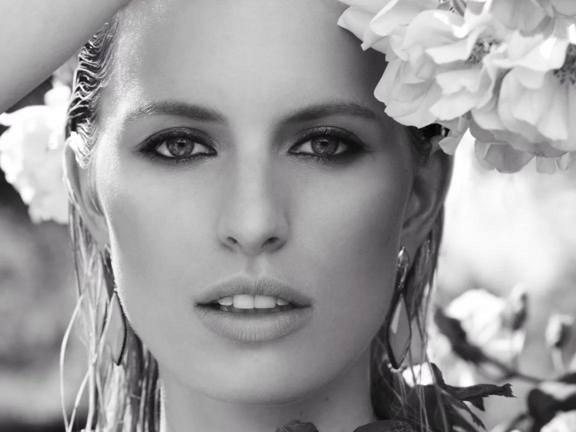 flowers, models, close-up, lips, , women, blondes, eyes, monochrome, glamour, Karolina Kurkova