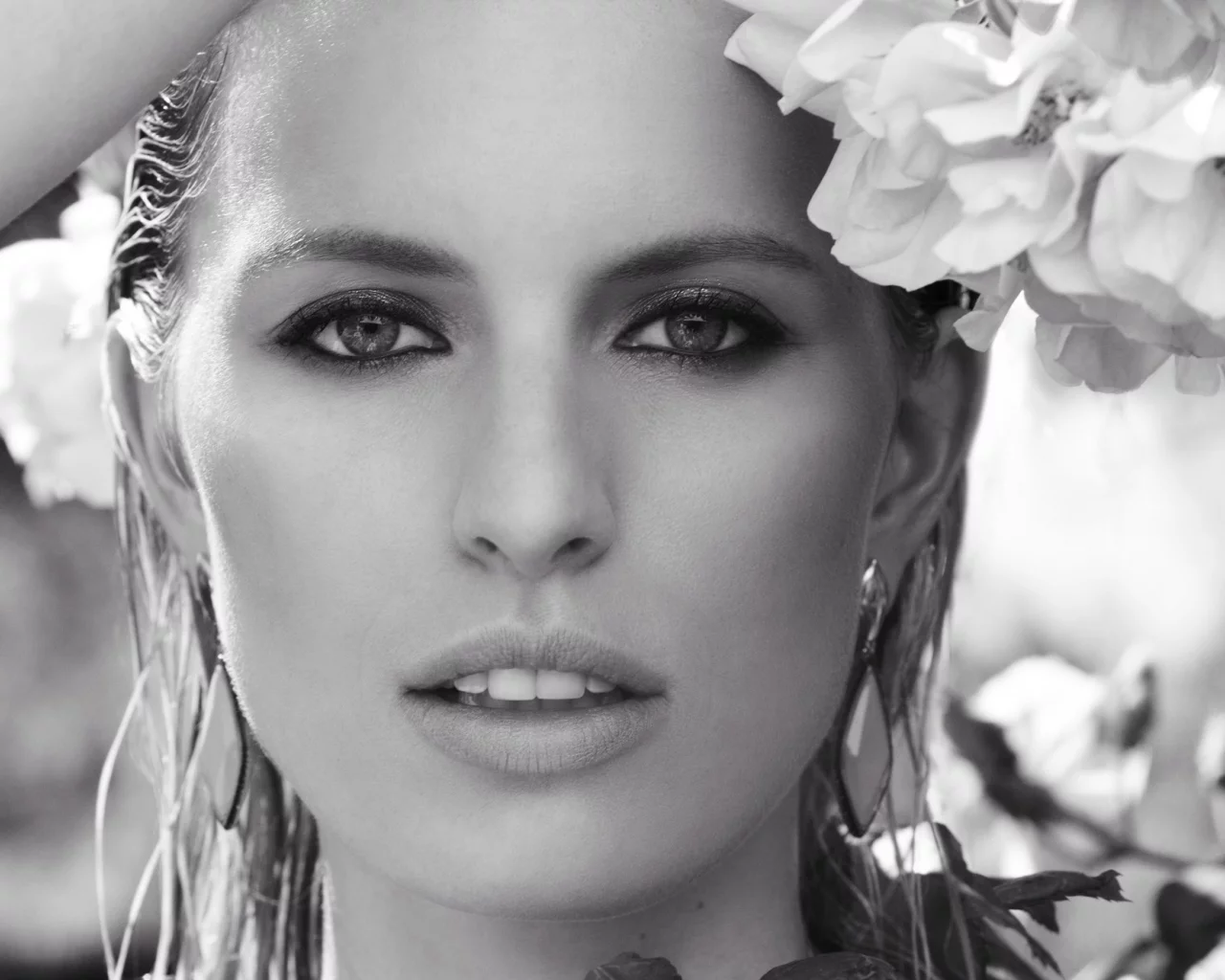 flowers, models, close-up, lips, , women, blondes, eyes, monochrome, glamour, Karolina Kurkova