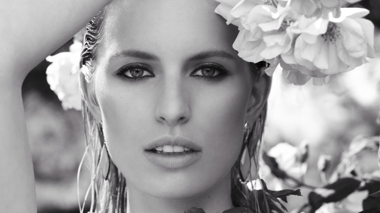 flowers, models, close-up, lips, , women, blondes, eyes, monochrome, glamour, Karolina Kurkova