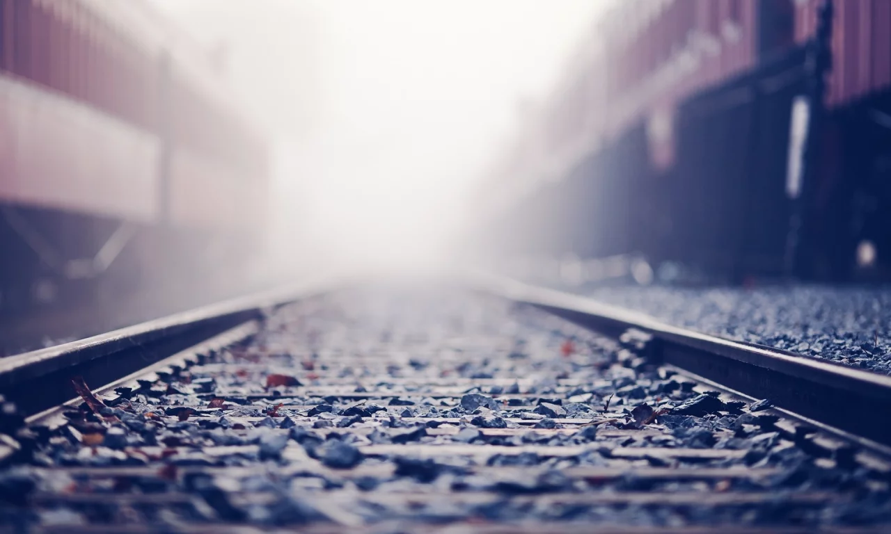 bokeh, боке, sunlight, поезда, рельсы, камни, railroad tracks, stones, солнечный свет, depth of field, глубина резкости, trains