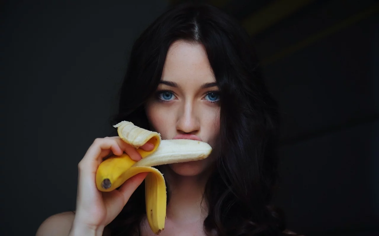 brunettes, bananas, модели, женщины, брюнетки, blue eyes, бананы, faces, women, models, Zsanett Tormay, лица, голубые глаза