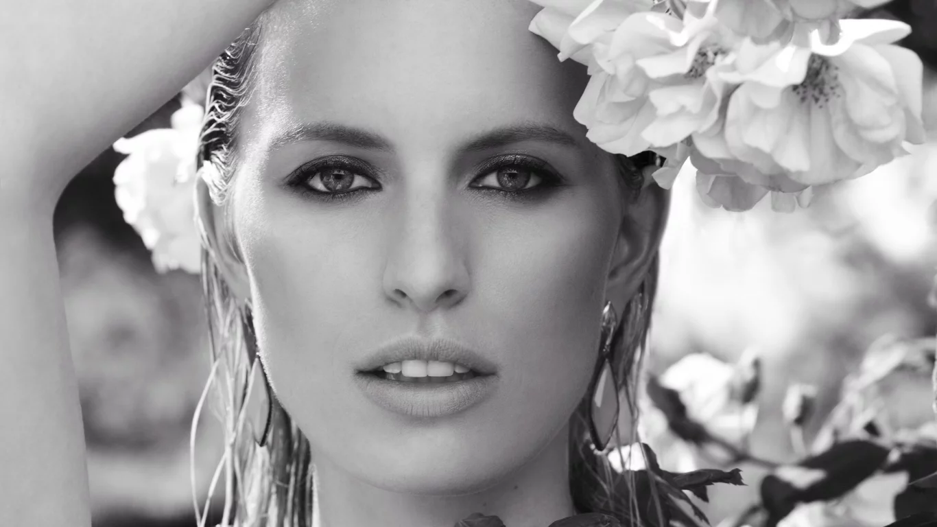 flowers, models, close-up, lips, , women, blondes, eyes, monochrome, glamour, Karolina Kurkova