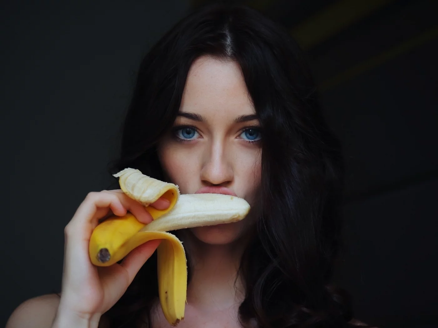 brunettes, bananas, модели, женщины, брюнетки, blue eyes, бананы, faces, women, models, Zsanett Tormay, лица, голубые глаза