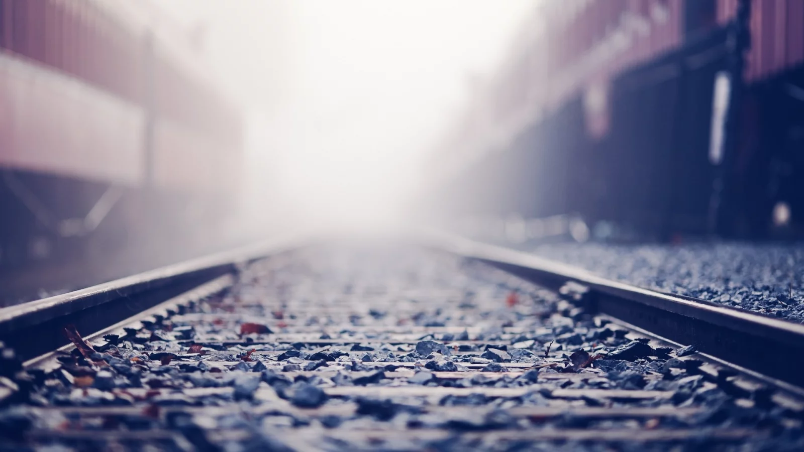bokeh, боке, sunlight, поезда, рельсы, камни, railroad tracks, stones, солнечный свет, depth of field, глубина резкости, trains