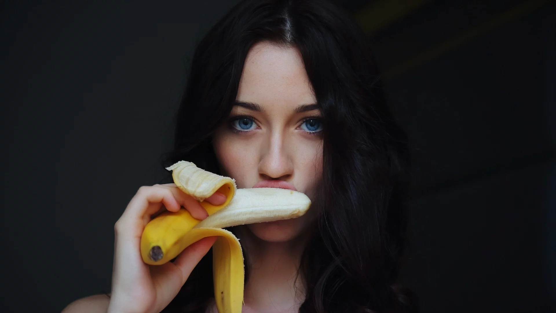 brunettes, bananas, модели, женщины, брюнетки, blue eyes, бананы, faces, women, models, Zsanett Tormay, лица, голубые глаза