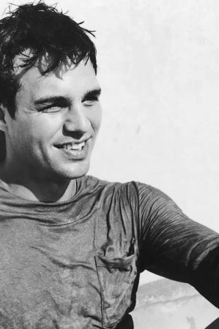 актеры, smiling, grayscale, мужчины, мокрые волосы, actors, Mark Ruffalo, wet hair, Марк Руффало, оттенки серого, men, улыбаясь