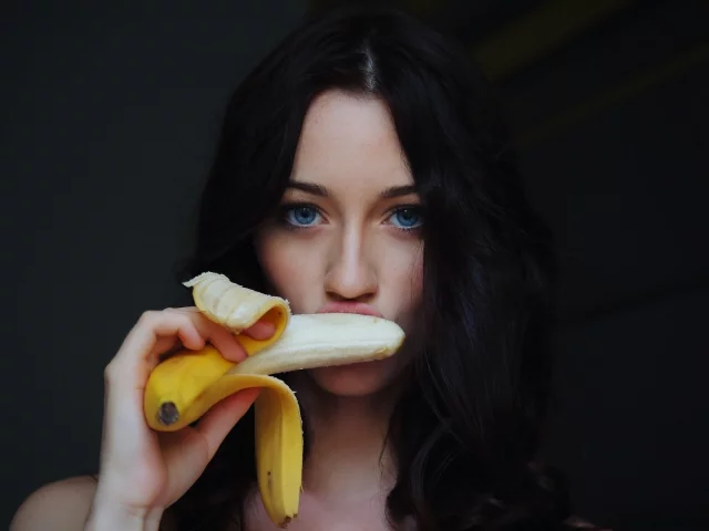 brunettes, bananas, модели, женщины, брюнетки, blue eyes, бананы, faces, women, models, Zsanett Tormay, лица, голубые глаза