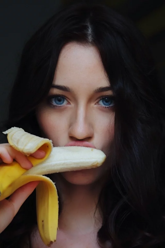 brunettes, bananas, модели, женщины, брюнетки, blue eyes, бананы, faces, women, models, Zsanett Tormay, лица, голубые глаза