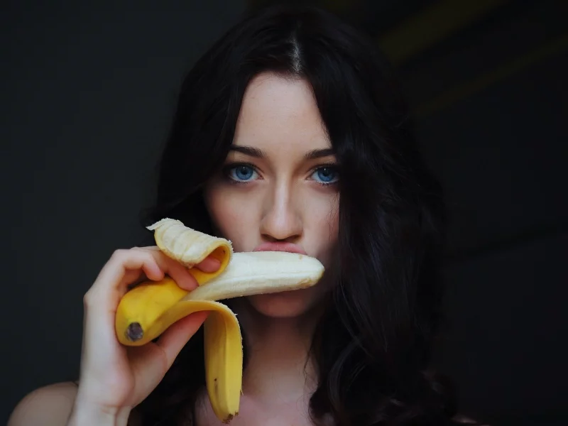 brunettes, bananas, модели, женщины, брюнетки, blue eyes, бананы, faces, women, models, Zsanett Tormay, лица, голубые глаза