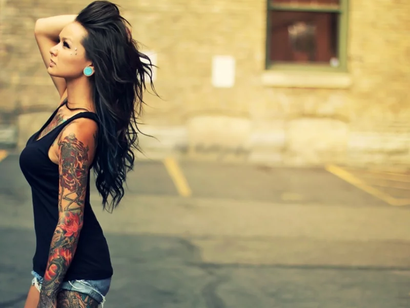 parking lot, models, татуировки, tattoos, women, shorts, модели, стоянки, брюнетки, пирсинг, brunettes, женщин, piercings, шорты