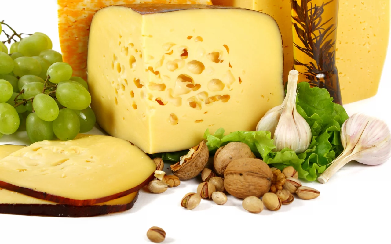 фисташки, чеснок, грецкие, nuts, орехи, Сыр, виноград, cheese