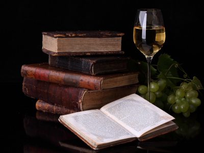 Пища для ума, отражение, виноград, книги, бокал, вино