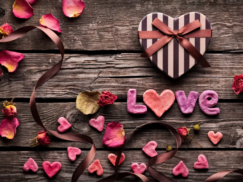 love, лента, коробка, сердечки, лепестки, Стол, цветы