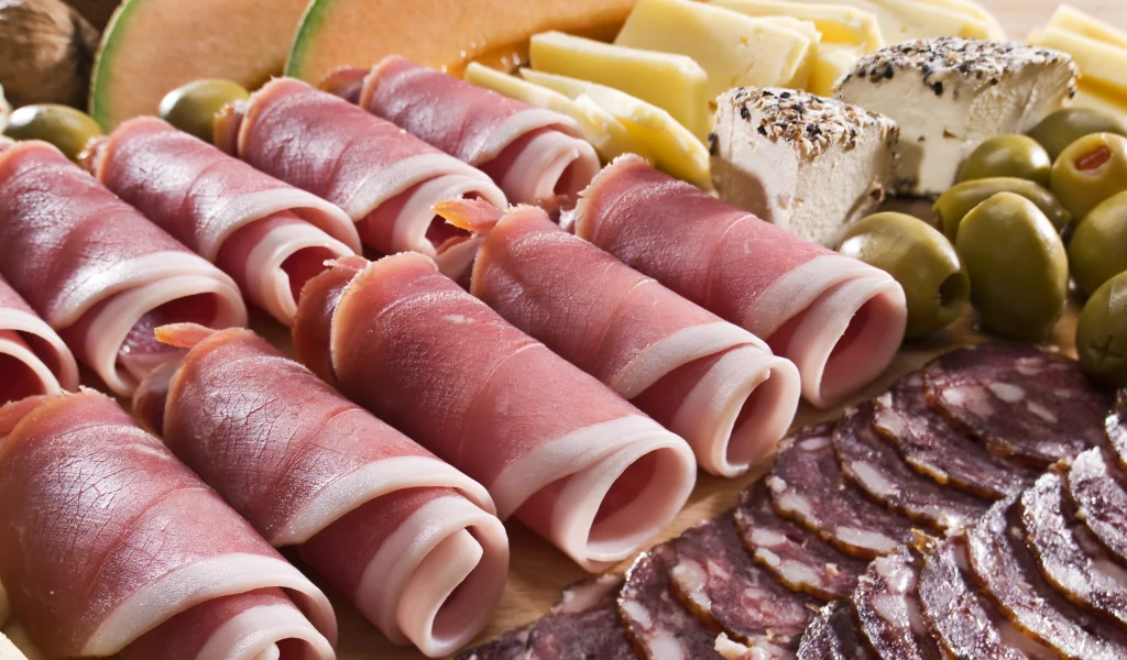 сервелат, оливки, Мясо, сыр, орехи, рулеты