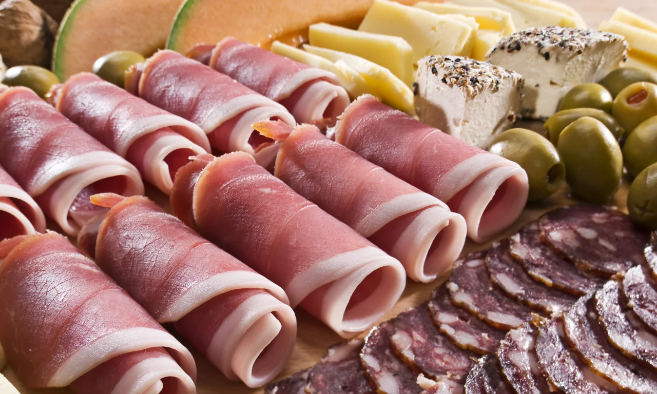 сервелат, оливки, Мясо, сыр, орехи, рулеты