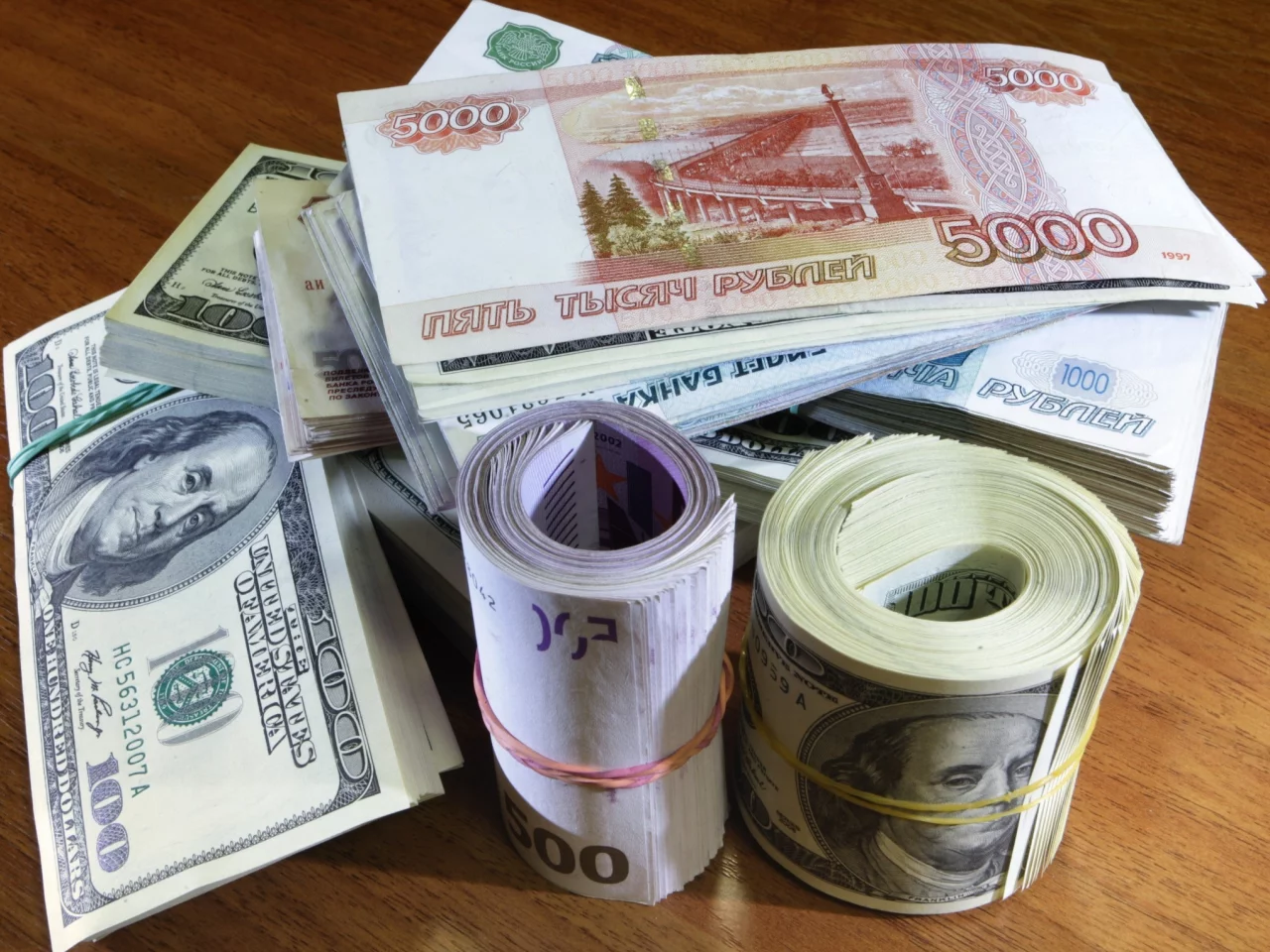 стол, деньги