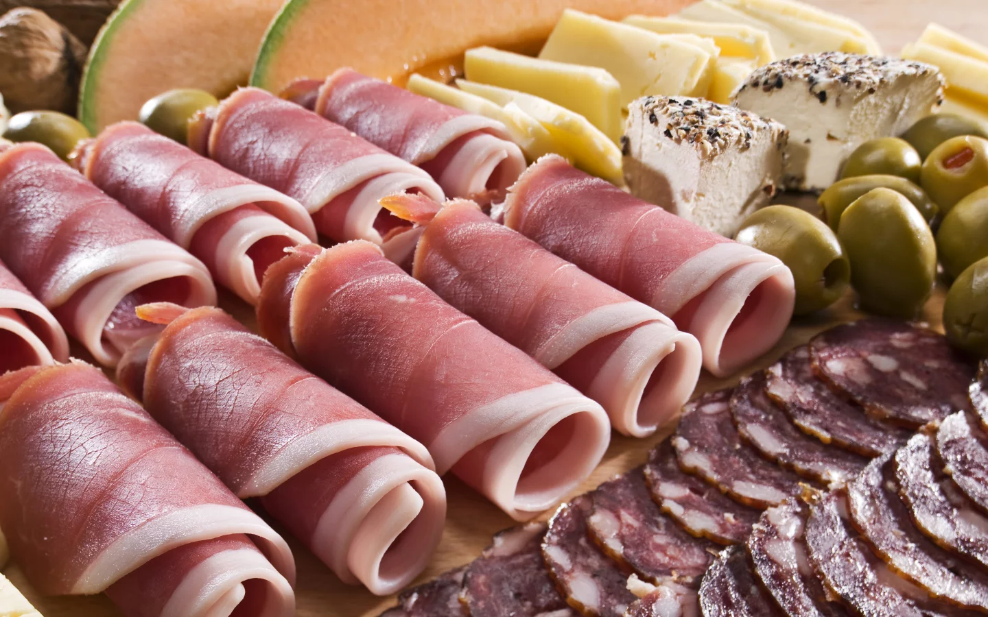 сервелат, оливки, Мясо, сыр, орехи, рулеты