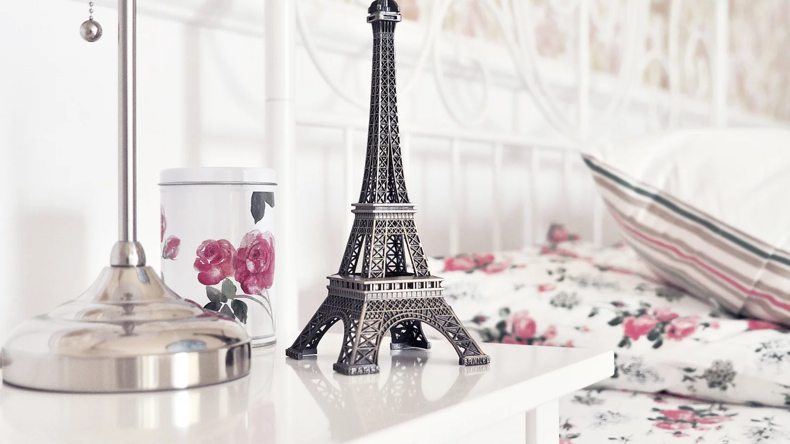 розы, стол, статуэтка, эйфелева башня, La tour eiffel, чашка