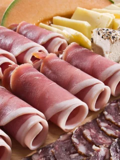 сервелат, оливки, Мясо, сыр, орехи, рулеты