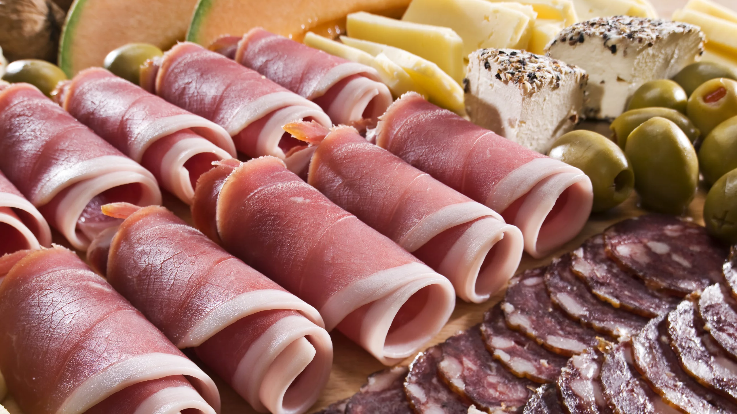 сервелат, оливки, Мясо, сыр, орехи, рулеты