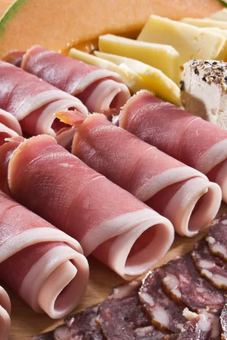 сервелат, оливки, Мясо, сыр, орехи, рулеты