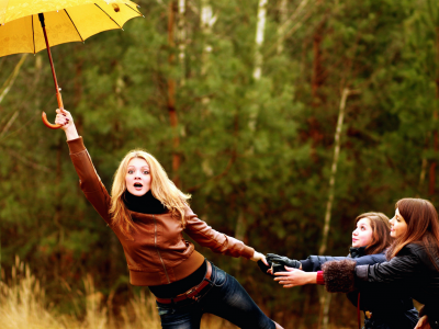 ветер, зонт, трио, блондинка, шатенки, Девушки, природа