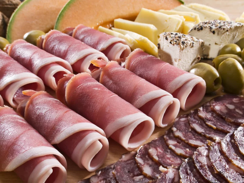 сервелат, оливки, Мясо, сыр, орехи, рулеты