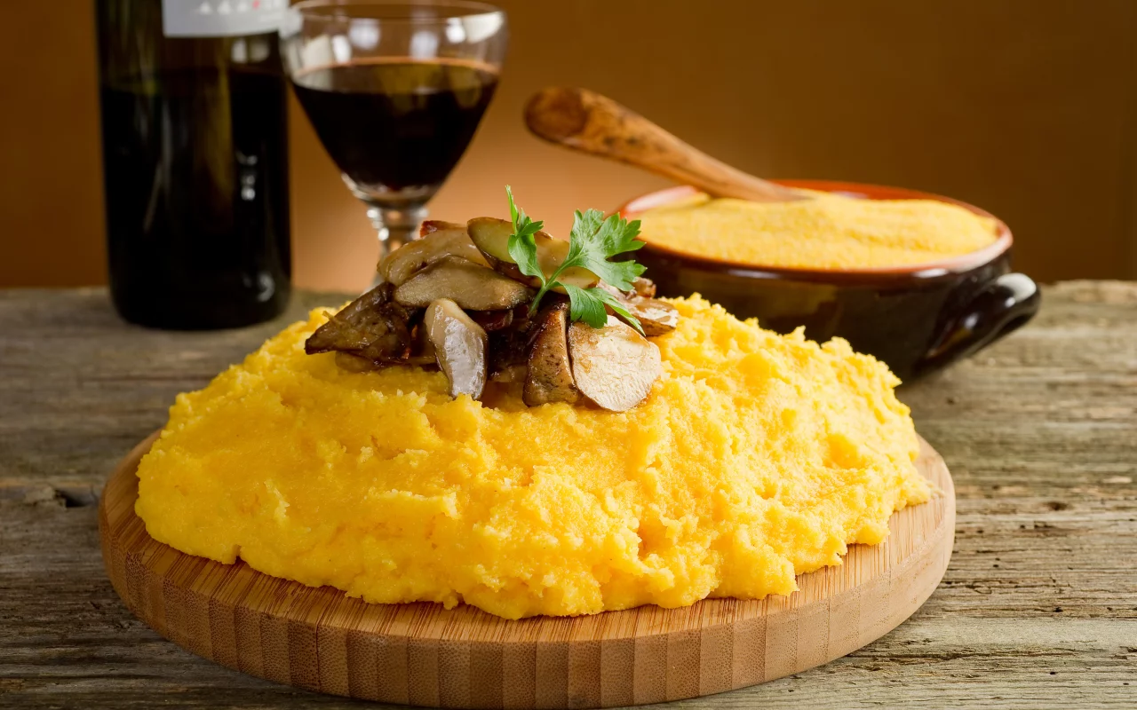вино, Доска, токана, бокал, зелень, мамалыга, мясо