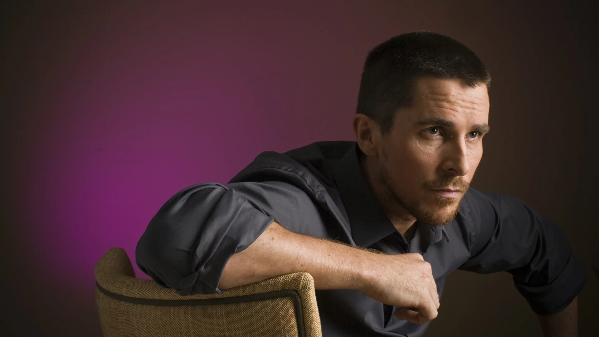 рубашка, мужчина, кристиан бэйл, стул, актер, Christian bale