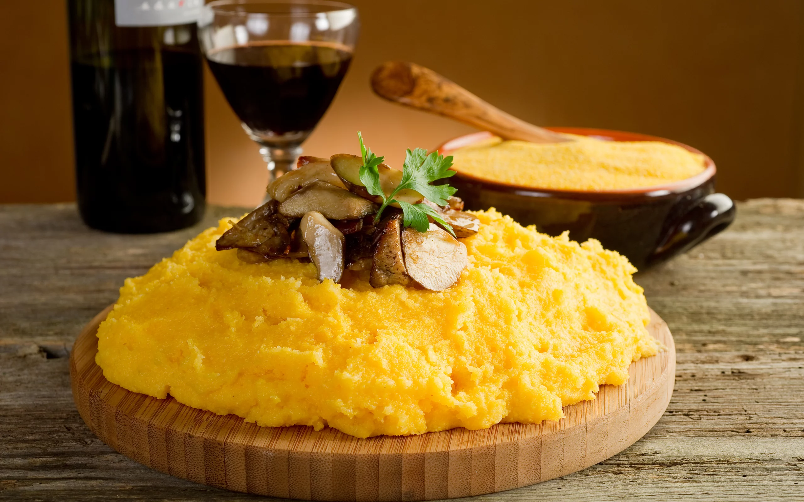 вино, Доска, токана, бокал, зелень, мамалыга, мясо