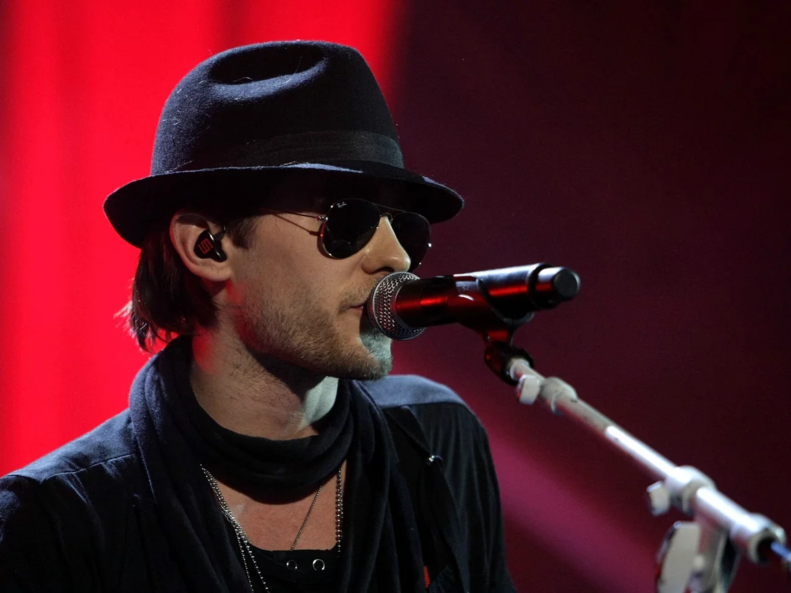 jared leto, 30 seconds to mars, микрофон, очки, джаред лето, шляпа