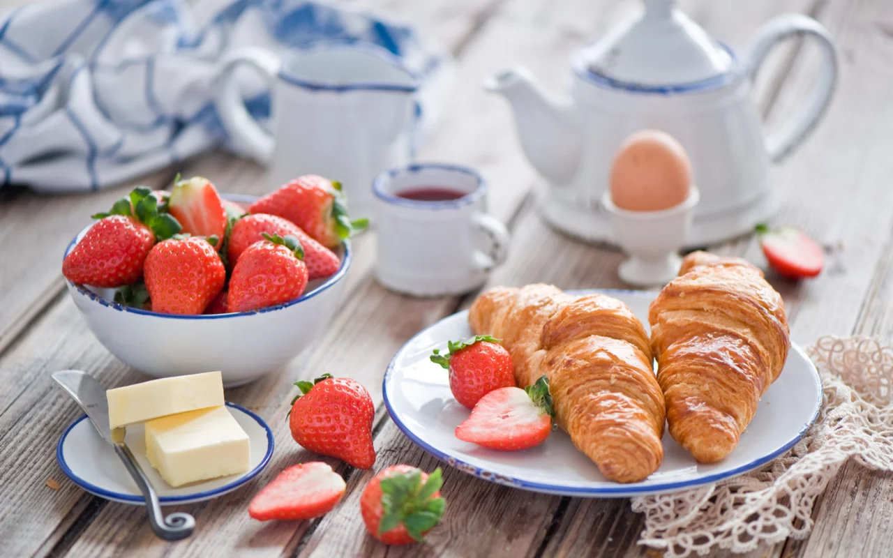 Food, fruit, sweet, croissant, сладкое, еда, strawberry, фрукты, клубника
