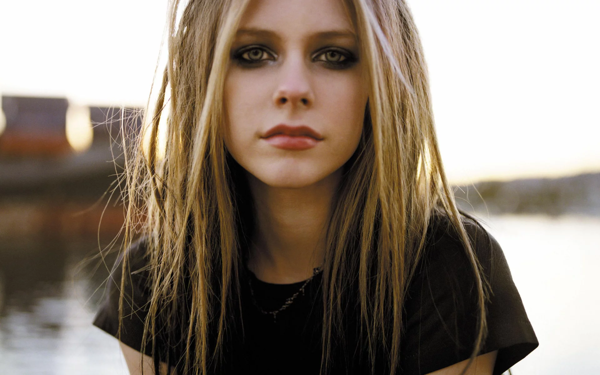 аврил лавин, закат, вода, девушка, Avril lavigne, взгляд