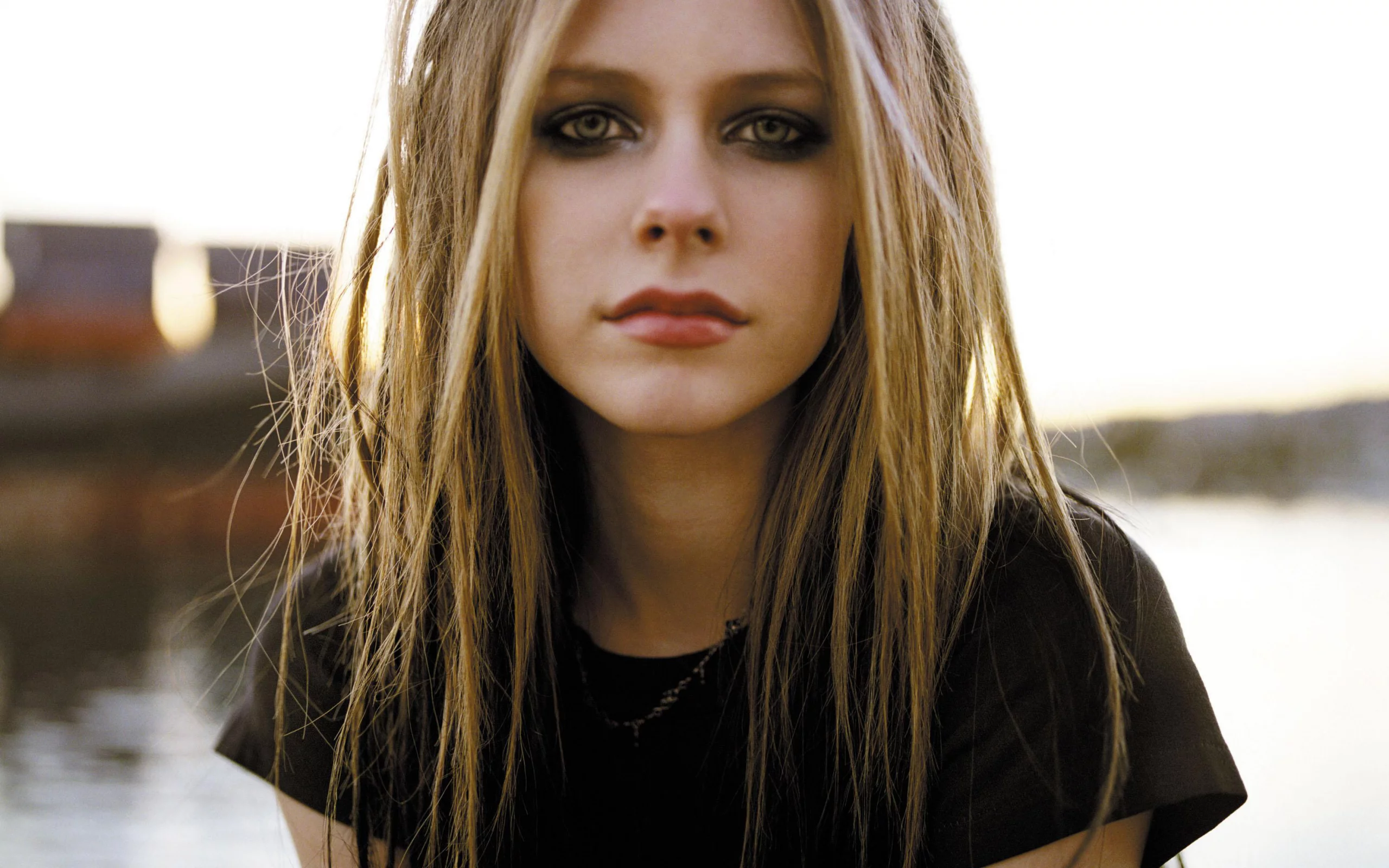 аврил лавин, закат, вода, девушка, Avril lavigne, взгляд