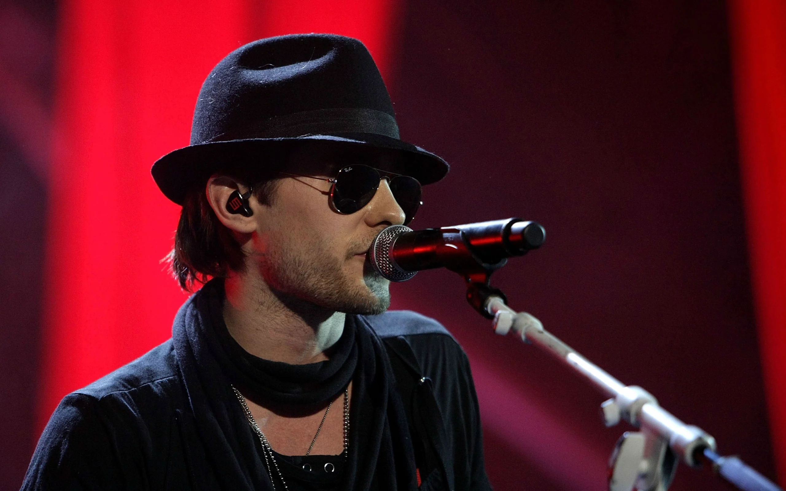 jared leto, 30 seconds to mars, микрофон, очки, джаред лето, шляпа