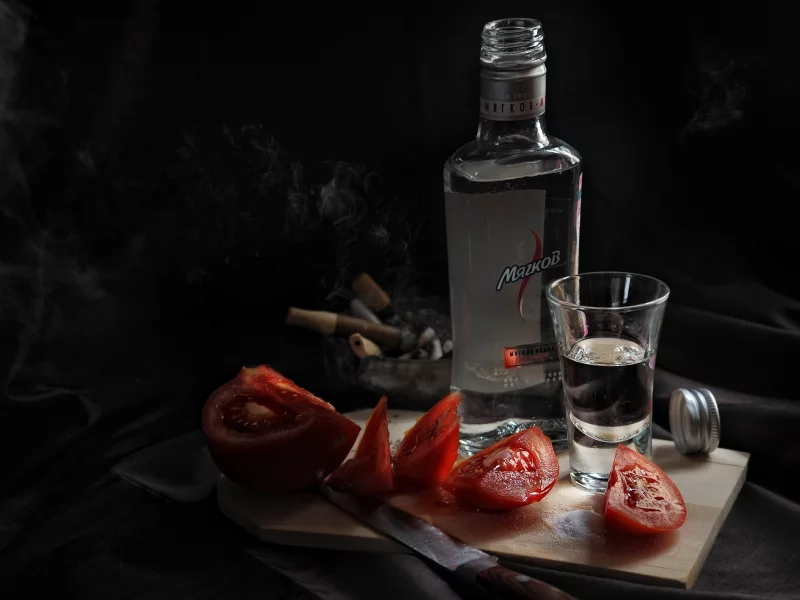 помидоры, нож, рюмка, водка, Доска