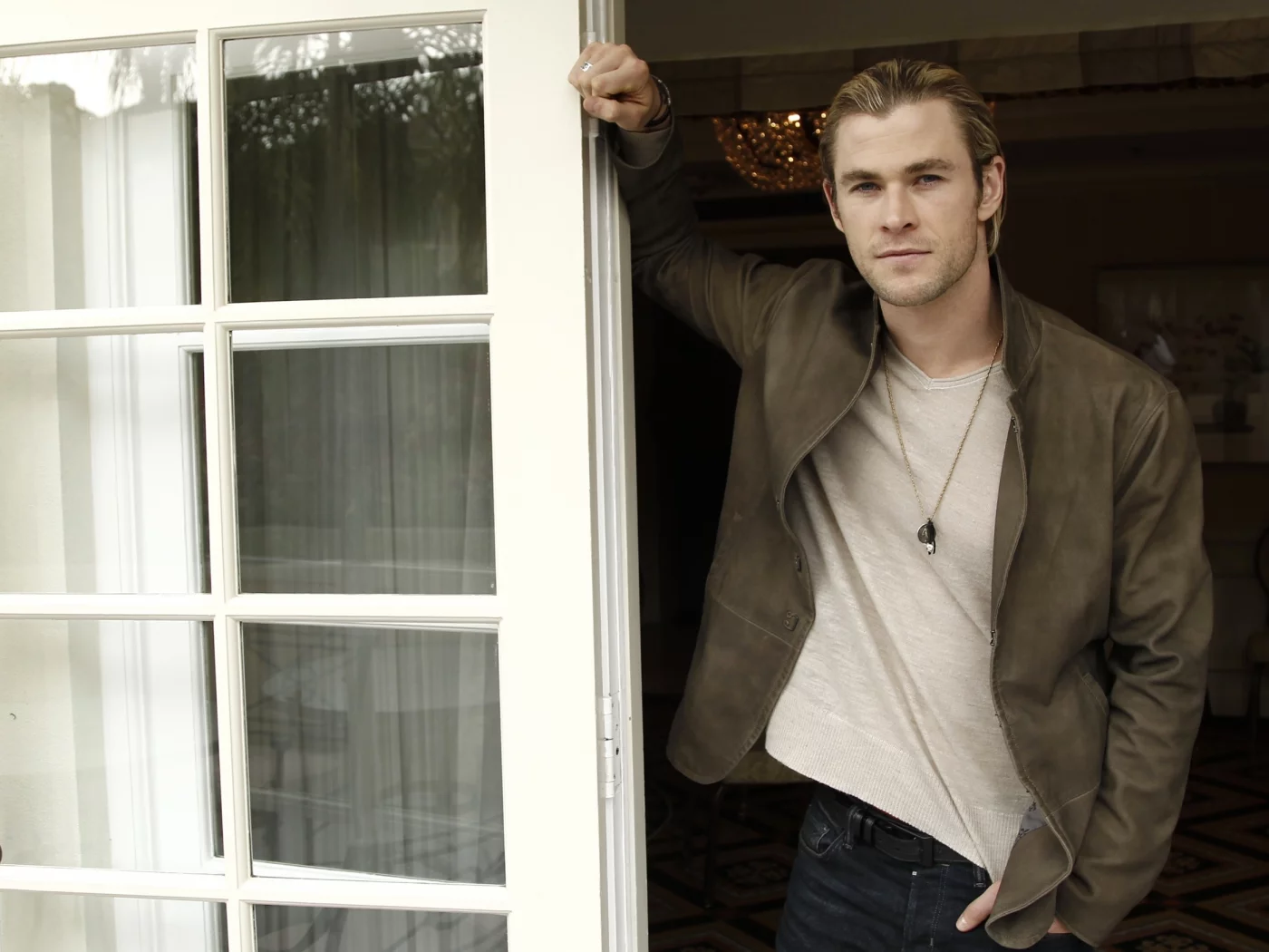 actor, актер, мужчина, двери, chris hemsworth, крис хемсворт