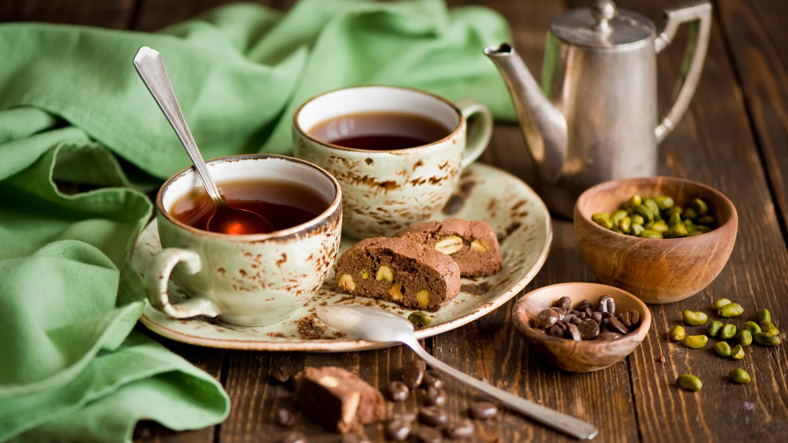 шоколад, зерна, фисташки, ложки, кофе, бисквит, чашки