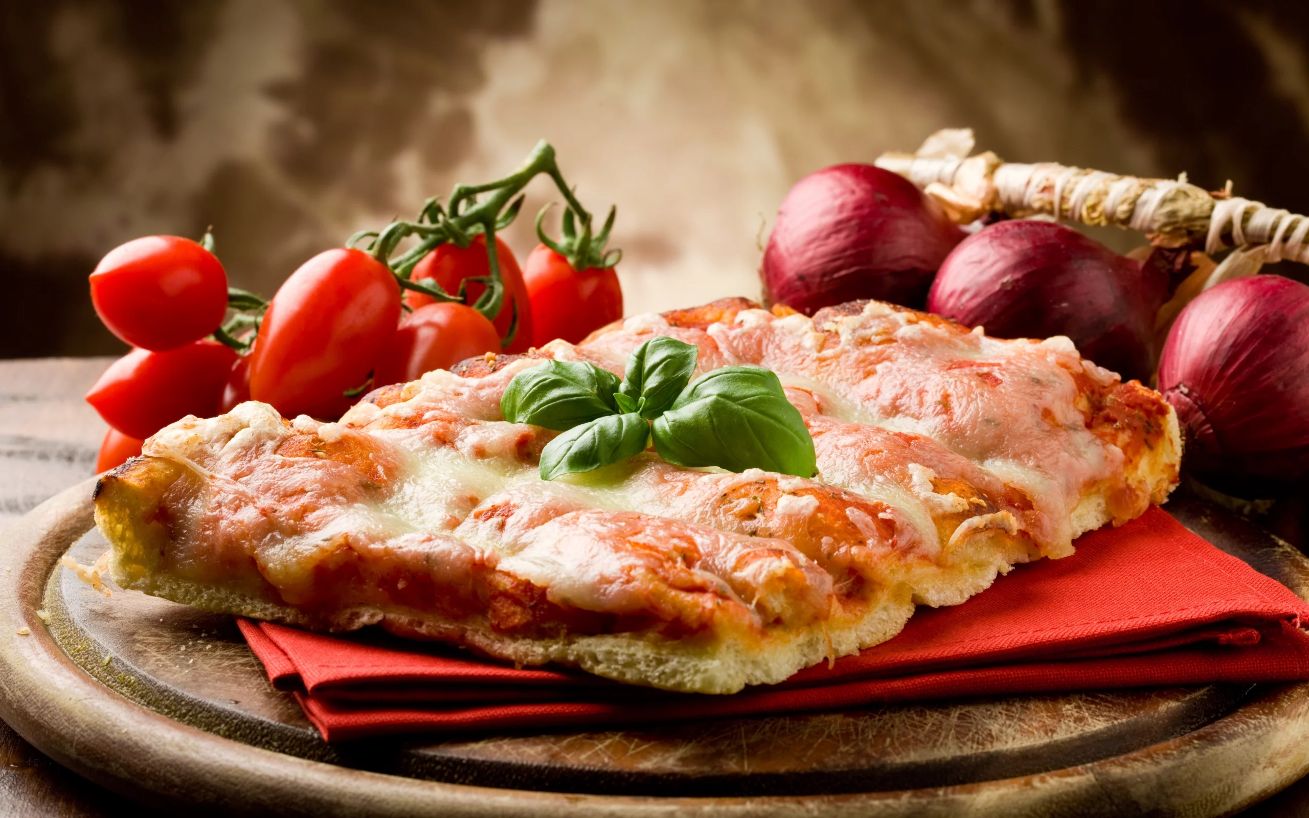 лук, помидоры, пицца, овощи, салфетка, блюдо, бекон, сыр