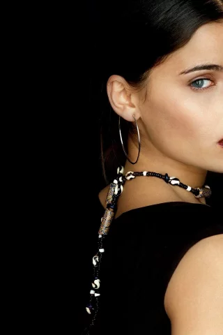бусы, певица, девушка, nelly furtado, темный фон