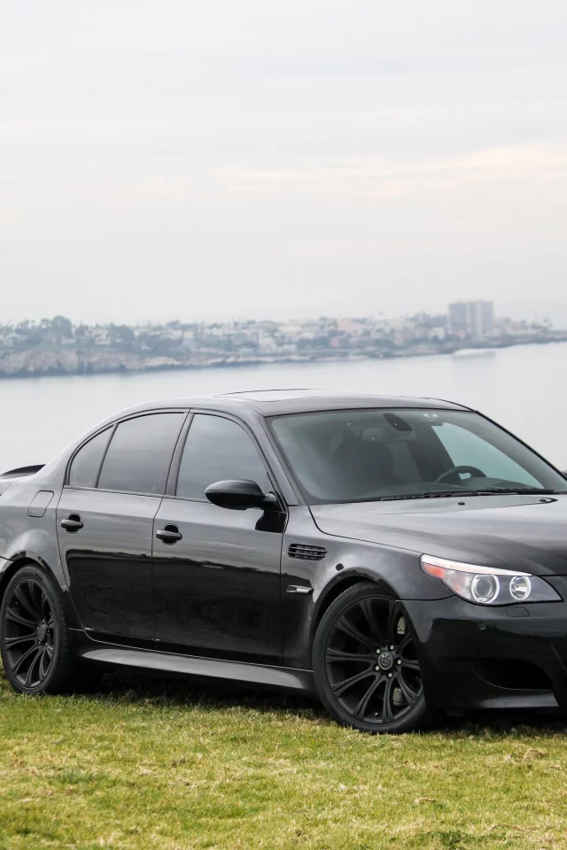 e60, black, спорт седан, чёрный, bmw, газон, бмв, небо, море, m5