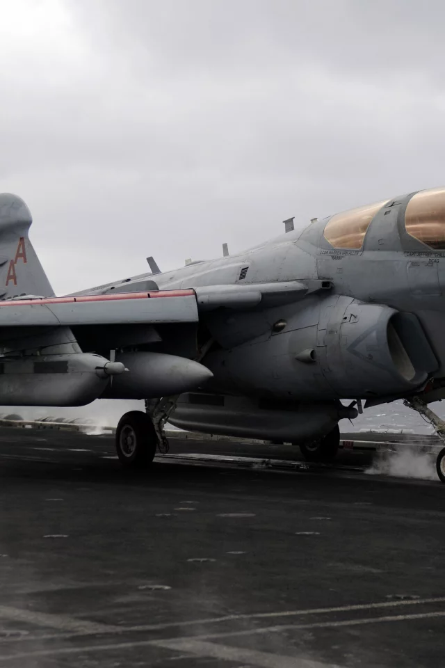 grumman, ea-6b prowler, палубный самолёт рэб, взлет с авианосца