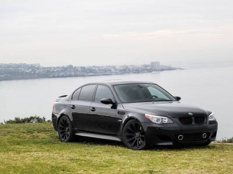 e60, black, спорт седан, чёрный, bmw, газон, бмв, небо, море, m5