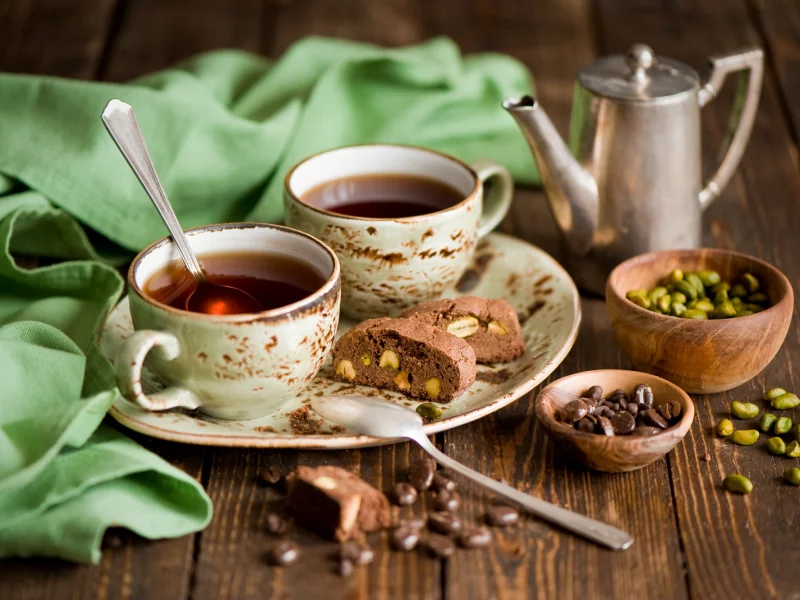 шоколад, зерна, фисташки, ложки, кофе, бисквит, чашки
