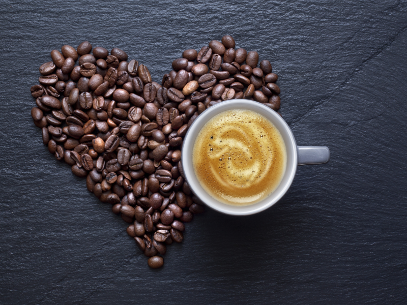 кофе, чашка, пена, сердце, зерна