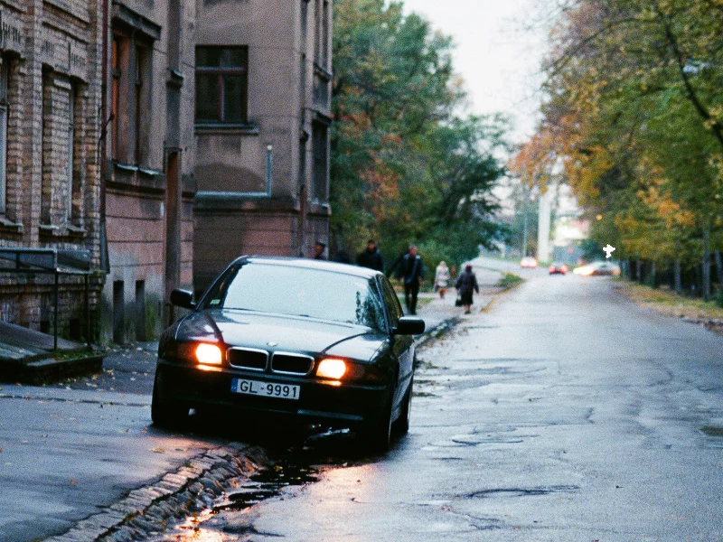 здания, двор, bmw 740, город, дома, россия, e38, улица
